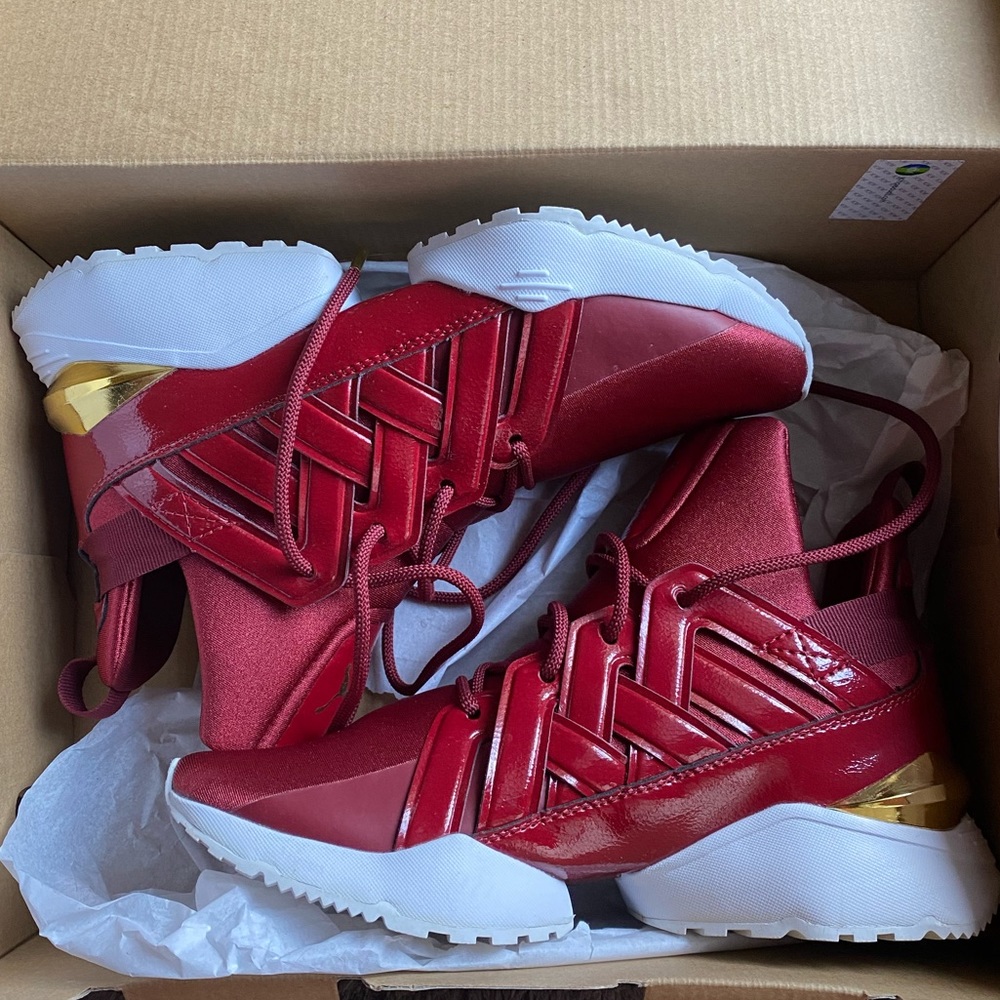 Puma, size 6.5 women’s, Maroon